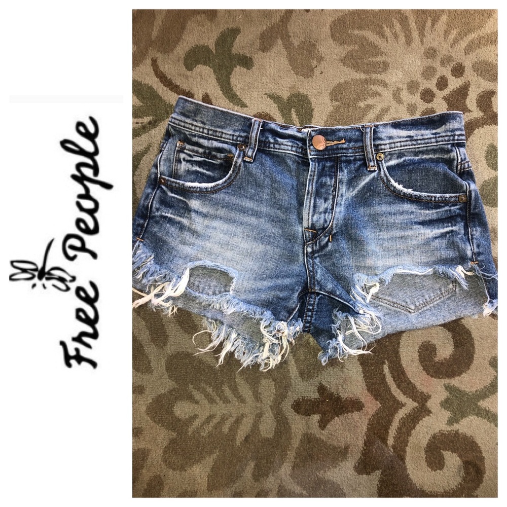 🦋🆕IB Free People Distressed Jean Shorts🦋